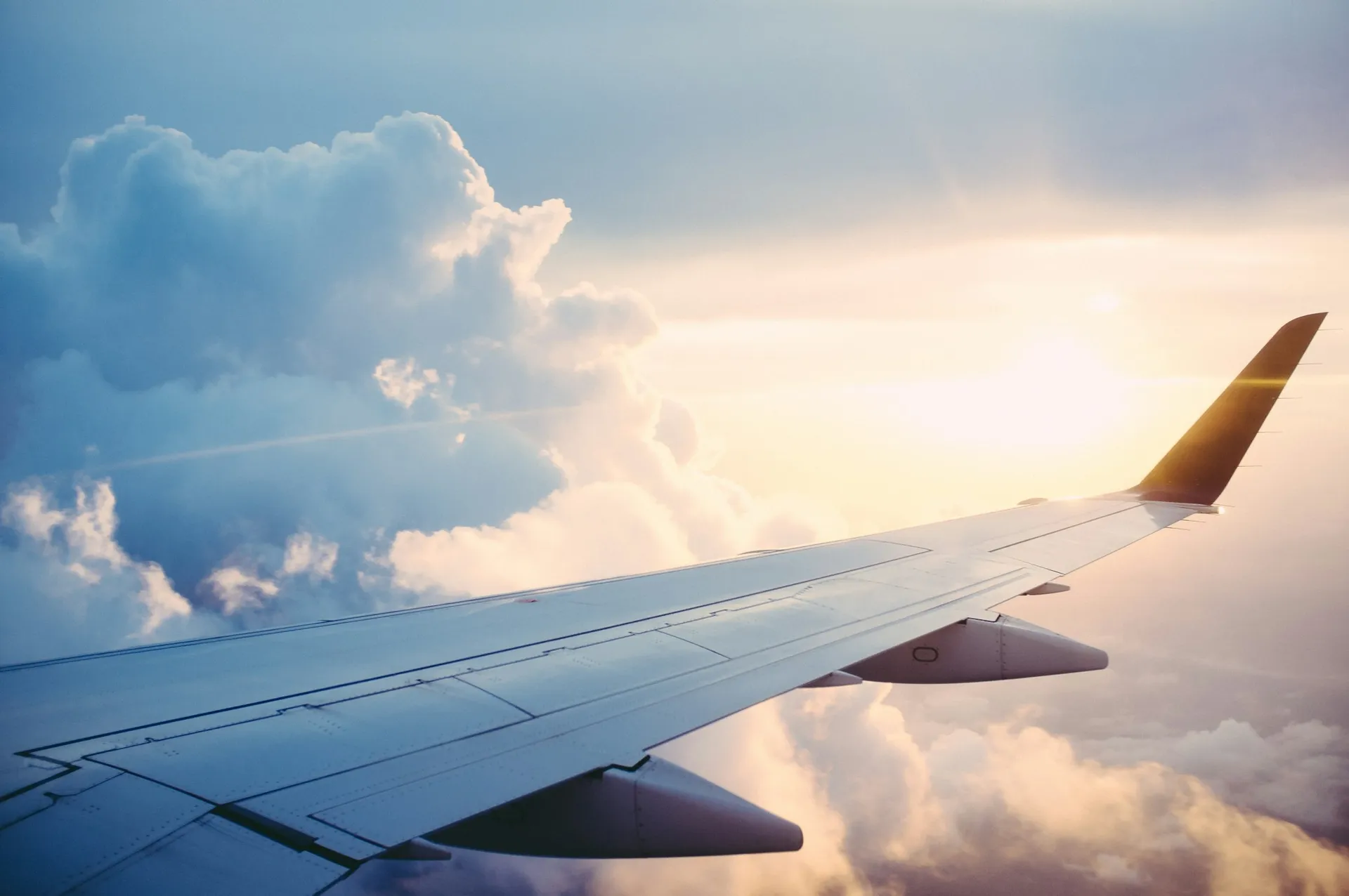Flugzeug über den Wolken